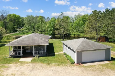 Quaint Year Round Cabin with Access to Lake Minnewawa