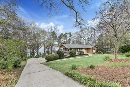 Lakefront Home on Lake Hartwell, private covered dock, ~16 miles from Clemson Отели в г. Андерсон