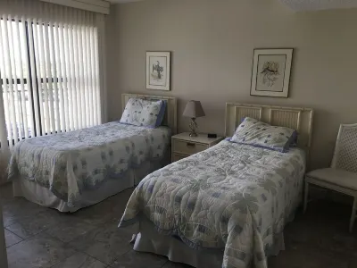 Beautiful renovated 4th floor Condo across the street from Lido beach Hotels near Lido Key Beach