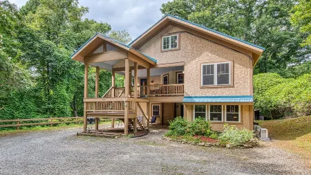 5Br 2 Kitchens Custom Home Pool Table 1 Mile to Downtown Bryson City