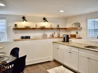 Anchors Away Inn 2 Br Apt 1 min walk to the Beach King & Queen Hotels in Hull