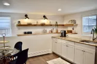 Anchors Away Inn 2 Br Apt 1 min walk to the Beach King & Queen