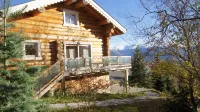 Luxurious log chalet in the city centre, south-facing, panoramic view