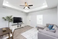 La Querencia on Zinnia w/ Fast Wifi & dedicated work space - Pet Friendly!