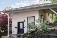 The Little Pink House ...a Lovely University Hideaway