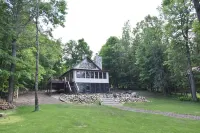 Cozy Family Cabin on Island Chain of Lakes - Chalets