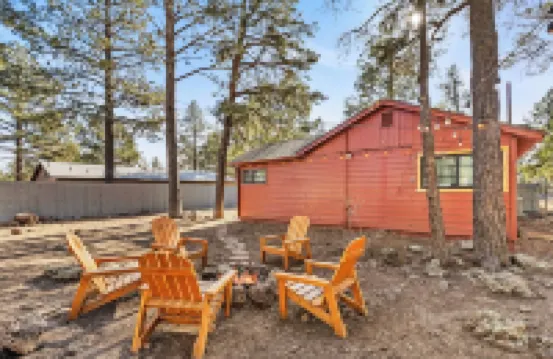 Clever Cabins - 2 Adjacent Homes w/Fully Fenced Yards, AC, W/D, Smart TVs, WiFi