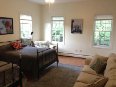 Historic Downtown Bristol Apartment