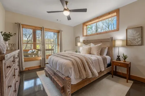 Enchanted Ridge Retreat: Family friendly, peaceful property, hot tub, sleeps 10