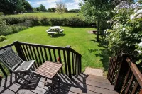 Flora's Barn (Sleeps 4. 2 Bedrooms) Hotels near Bakelite Museum