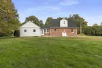 Stylish & Luxurious 3 BDR Home with Play Station