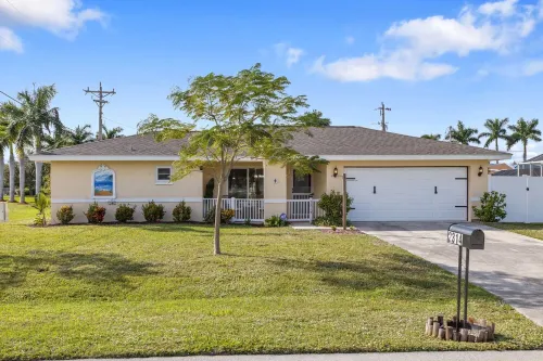 Hot Tub/ King Bed - Cozy Home in Cape Coral!