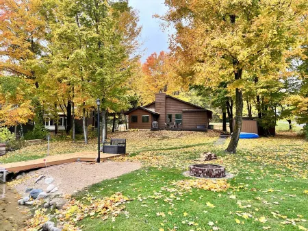 Tranquil waterfront cottage in Central Lake