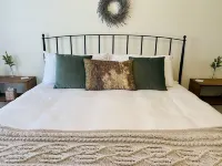 Cheerful 2 Bedroom cottage on the Llano River- Sleeps 6!