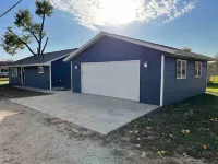 Cozy Modern Home with two stall Garage Wi-Fi Hotels near Budget Car Rental