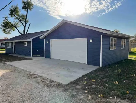 Cozy Modern Home with two stall Garage Wi-Fi Отели в г. Сидар-Рапидс