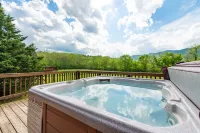 Discover Shenandoah River steps away! Cozy 2-bedroom Luray cabin. Page County 호텔