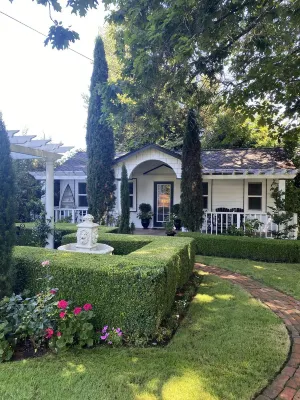 Nantucket Style Guest Cottage perfectly located near Juanita Beach in Kirkland! 鄰近Rubicon Float Studio的酒店