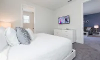 Stylish Encore Resort 6 Bedroom Home with Pool & Water Park Access