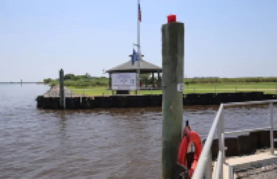 Park your boat in front of the Fishermen's Cottage! Screened in patio.