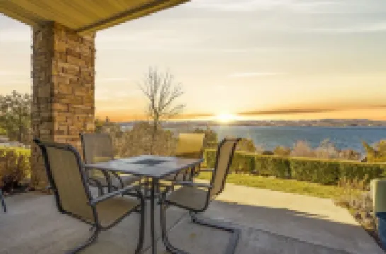 Luxurious Condo with unobstructed access to Table Rock Lake