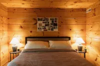 "The Lantern" Woodsy Cabin Experience w/ HotTub