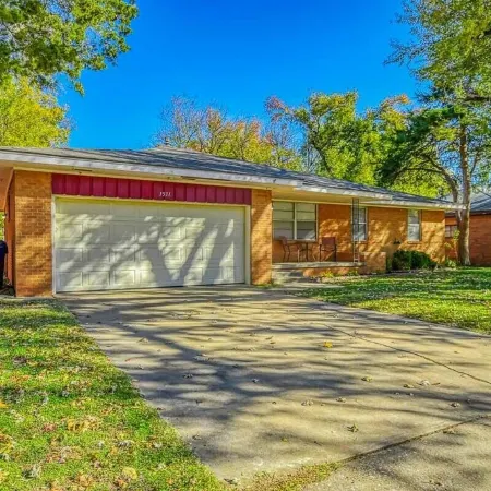 Vintage home in heart of OU country--uniquely decorated OK themed home--ATT wifi