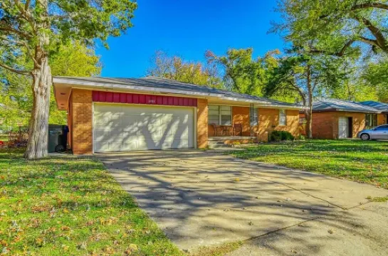 Vintage home in heart of OU country--uniquely decorated OK themed home--ATT wifi