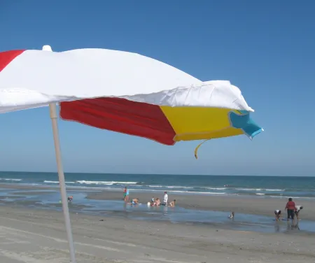 SEAS THE DAY: Charming Folly Beach Apartment awaits your arrival!