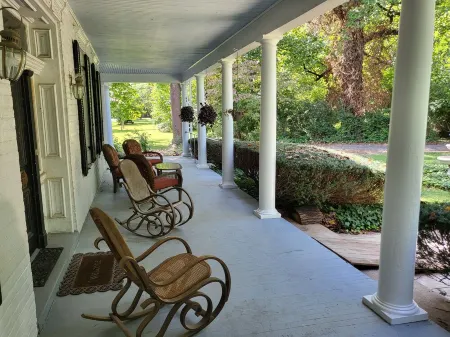 Roomy & Comfy Farmer's Suite in the Manor House!