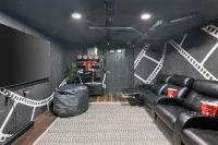 Chalet 1mi to Mount Snow with Cinema and Hot Tub - Chalets
