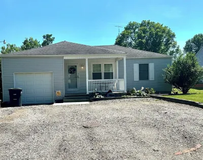 Cardinal Cottage - 2 bedroom cozy home Hotels near ALDI