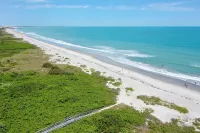 Key West Style: 2B/2B Direct Beach Front Condo