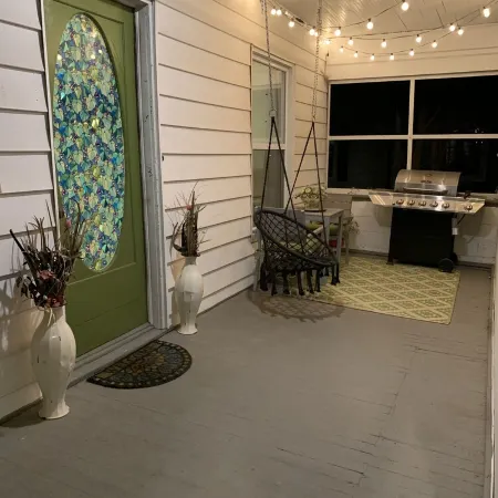 Ivy Jungalow | Bright, Clean, & near Downtown