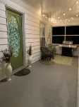 Ivy Jungalow | Bright, Clean, & near Downtown