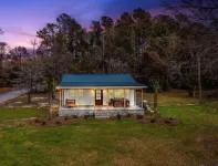 Cozy Lake House on Lake Marion with beautiful views of sunsets on the lake!