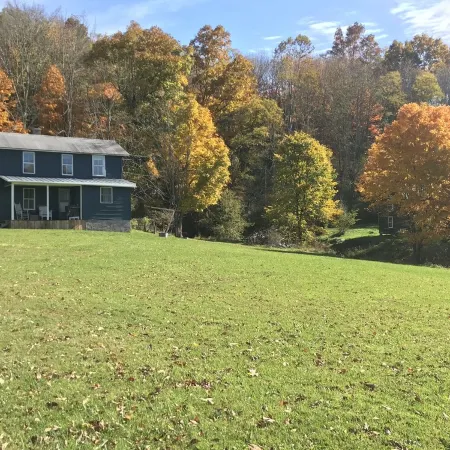 Charming  Farmhouse-60 Acres w/ Trails Firepits  Creek Close to Dolly and Canaan Отели в г. Такер