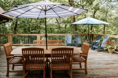 Lake Hamilton Lakefront Log Home - as seen in 'Travel & Leisure' Magazine Hotels in 