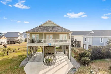 4BR/2BA 2nd Row with Ocean Views just Steps from Beach - Family Beach Paradise