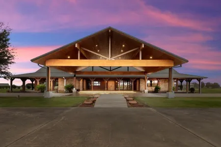 ★Main Lodge ★Delightfully Retreat Texas Ranch, lake, sleep 28-32★
