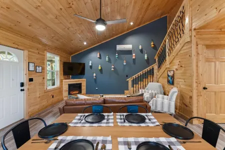 Riverfront Cabin~Sleeps 18~Private River Boat Ramp~20 Min drive Lake Cumberland