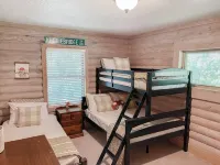 Serene Log Cabin Haven: Experience Rustic Charm in Cary- families welcome! Hotels in der Nähe von Lenovo Building 8