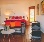 Spa! Fireplace! Bush views! Walking distance to Daylesford. The perfect getaway
