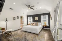 New Home/Hot Tub/Man Cave/Pool Table, 12 Min from Downtown, 10Min to DFW Airport