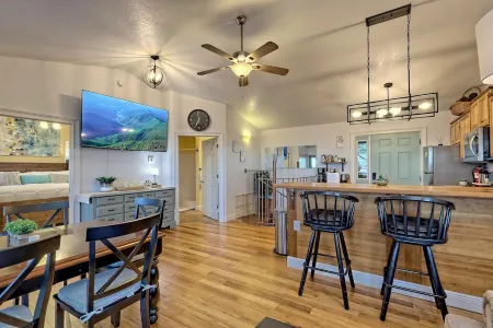 Great Views! Great Rates! King Bed, Firepit, Gas Grill, Dogs Free! Book Today!