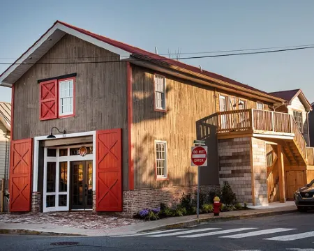 Upscale Downtown Suite in Lewes Hotels in Lewes