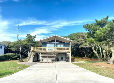 Cozy Kitty Hawk Cottage with Hot Tub, Fire pit and Ocean View Отели в г. Китти-Хок