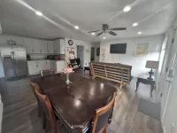 Charming 2-bedroom house with AC, WiFi in North Bend, pets ok, crabbing tools ノース・ベンドのホテル