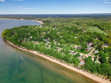 ~Booking Year-Round~ 4B 2.5 BATH Updated Grandview Bay Home