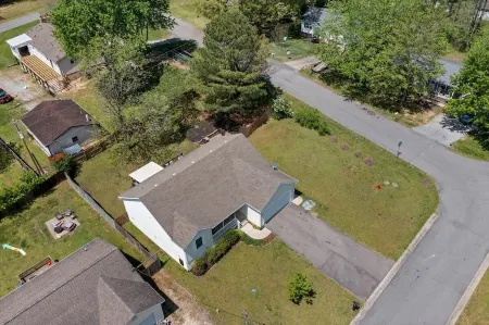 3 Bed/2 Bath Modern 1400 sq ft Home in Quiet Paducah Neighborhood Near Winery.